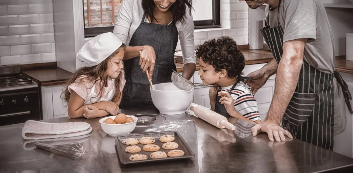صورة أطفال يساعدون في تحضير البسكويت