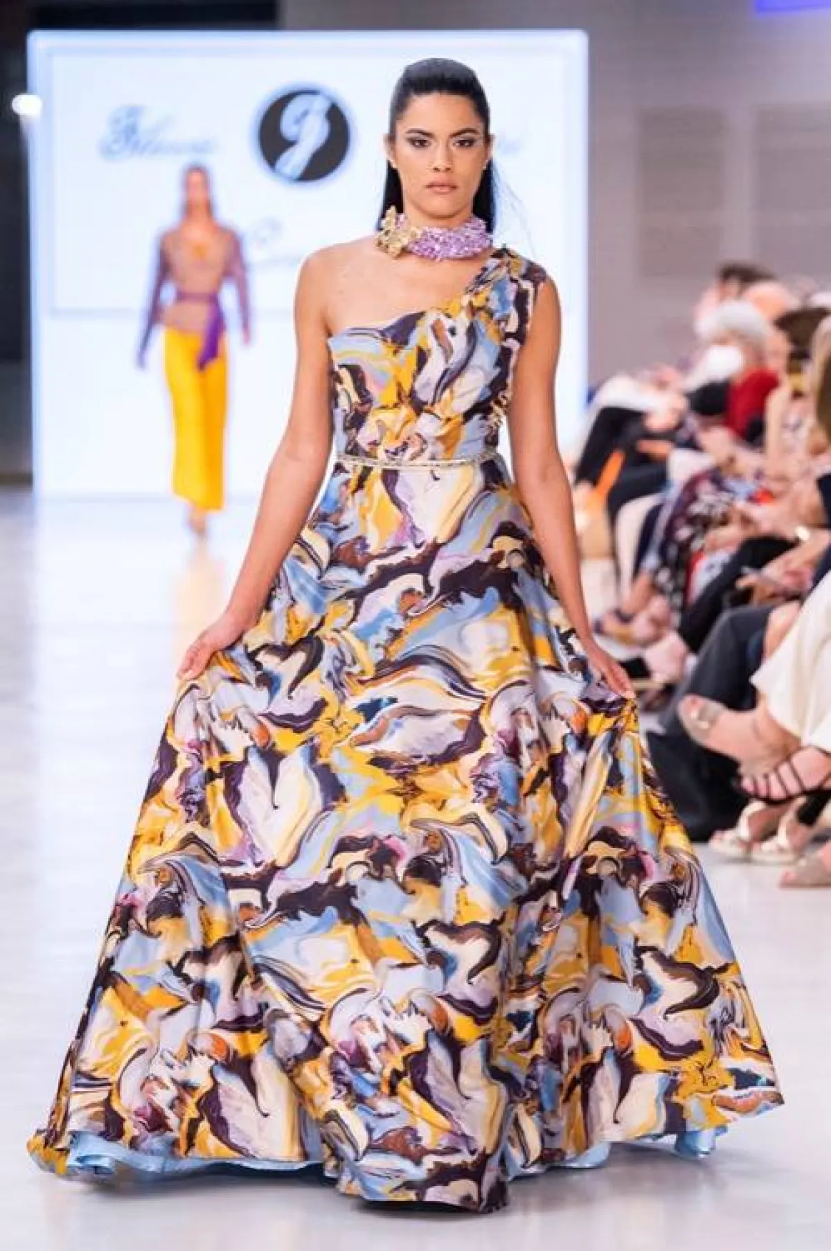 فستان ماكسي معرق لشتاء 2023 من انترناشيونال كوتور International Couture