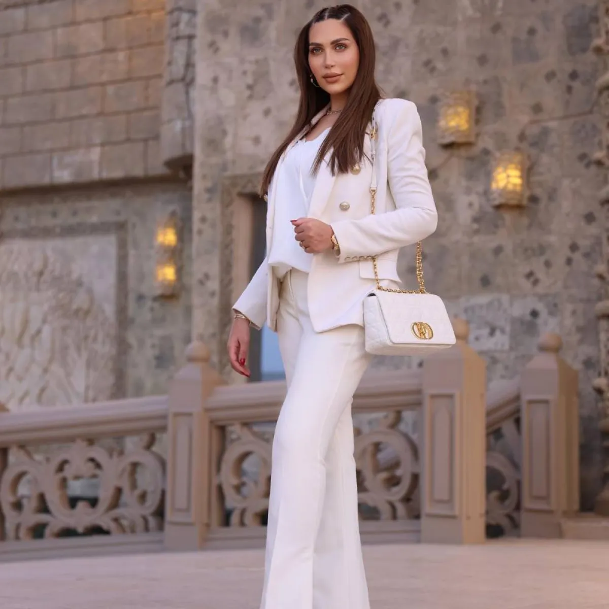 الدكتورة خلود ببليزر باللون الأبيض 