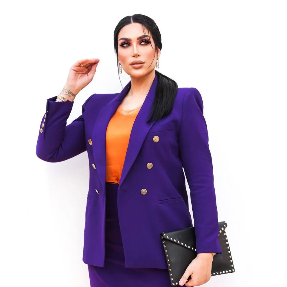 الدكتورة خلود ببليزر باللون الأزرق