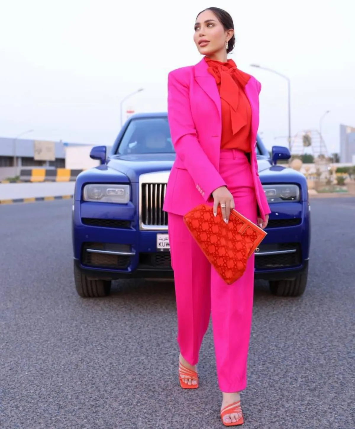 الدكتورة خلود ببليزر باللون الوردي 