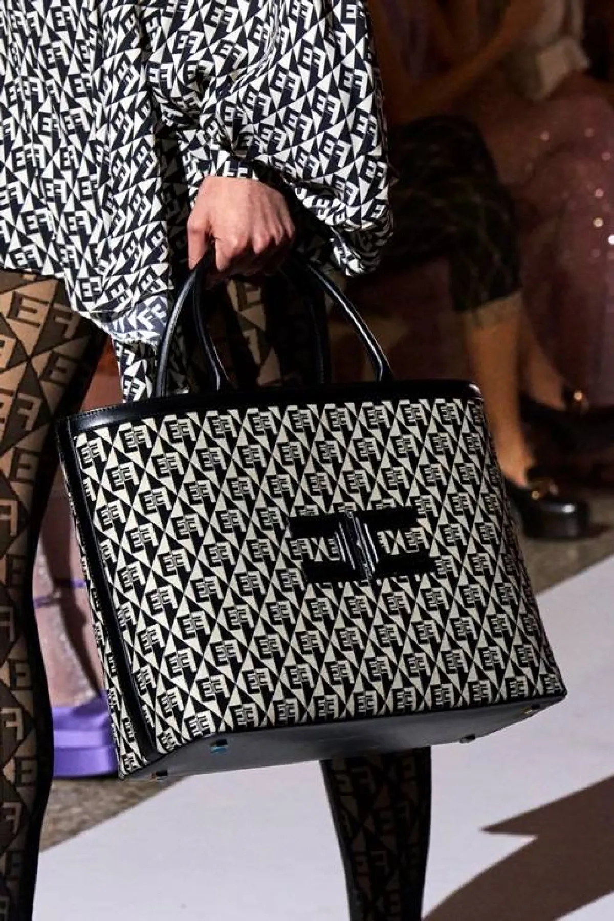 حقيبة باللونين الرمادي والاسود من إليزابيتا فرانكي Elisabetta Franchi