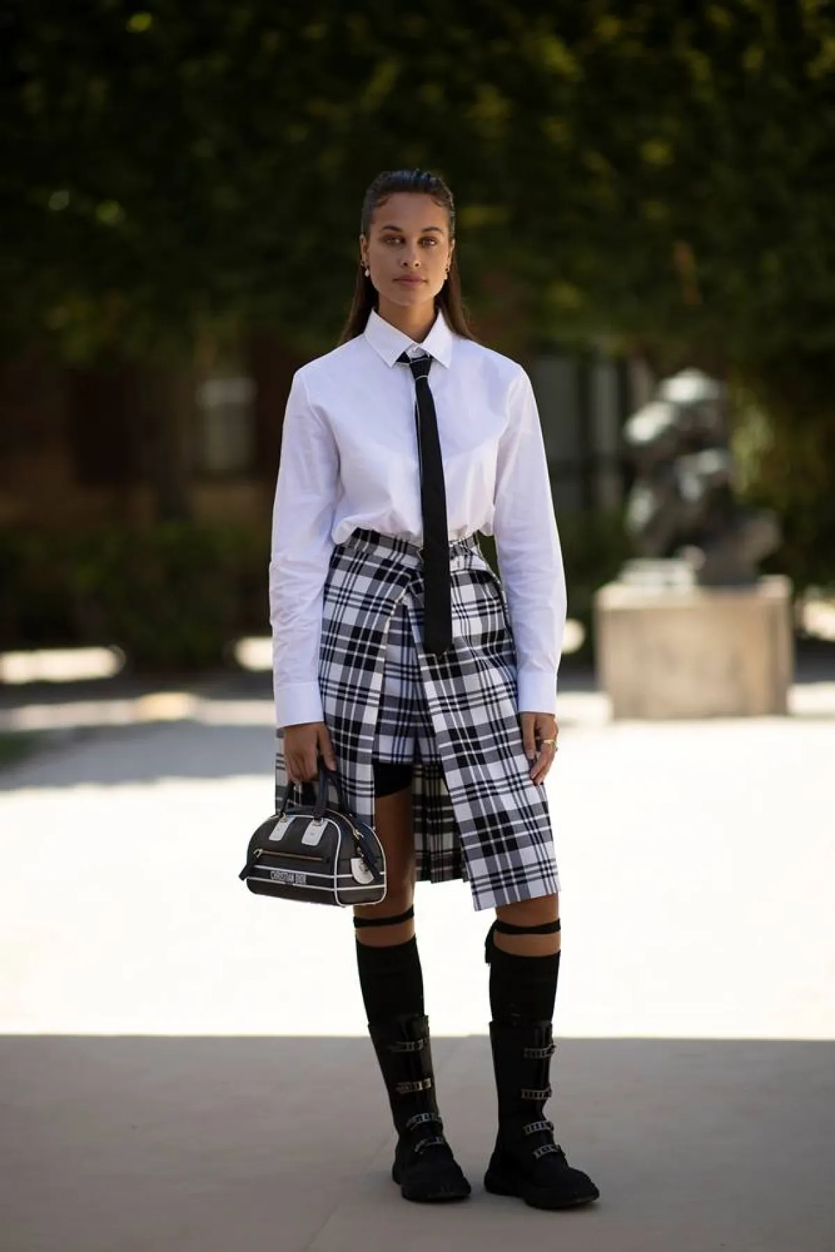 موديلات حقائب باللونين الرمادي والأسود من ستريت فاشن Street Fashion