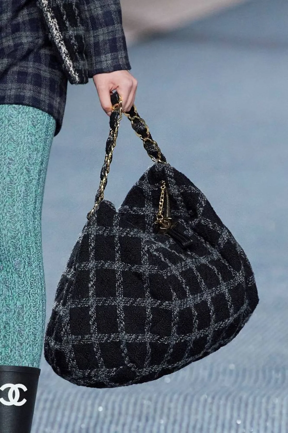 موديلات حقائب باللونين الرمادي والأسود من شانيل Chanel