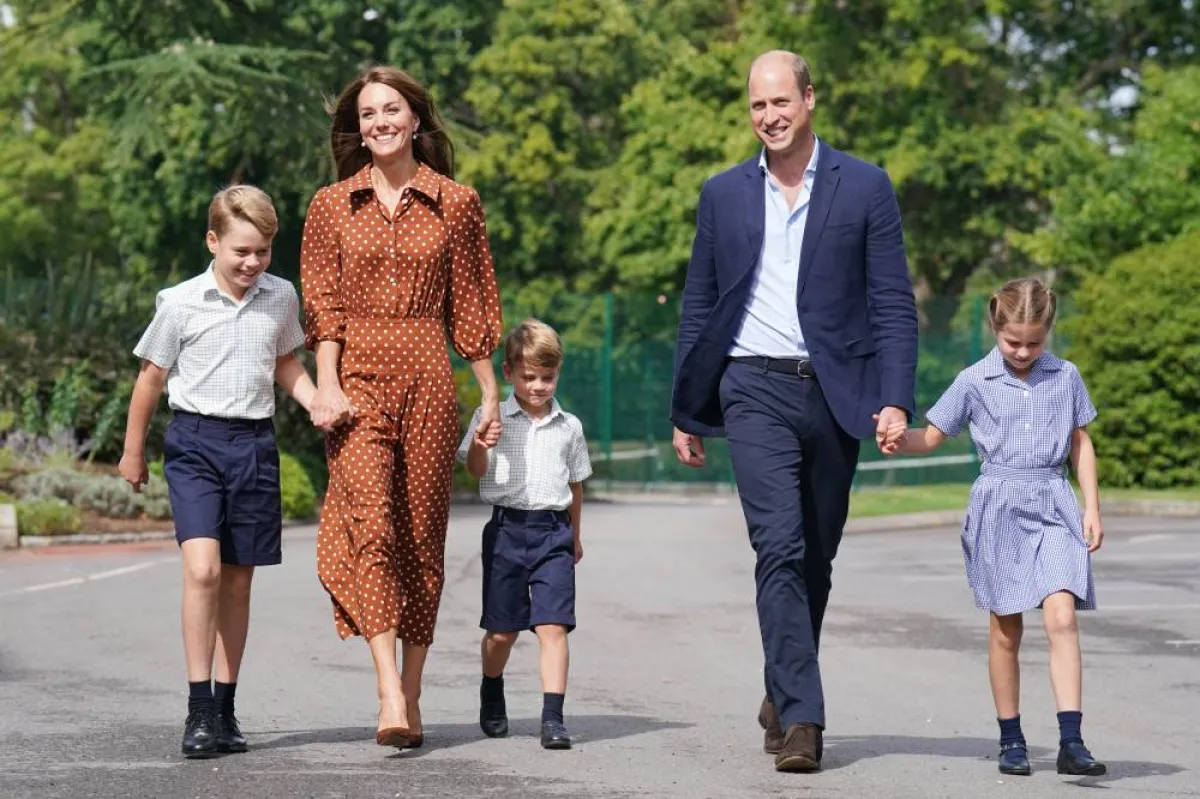(From L) Britain's Prince George of Cambridge, Britain's Catherine, Duchess of Cambridge, Britain's Prince Louis of Cambridge, Britain's Prince William, Duke of Cambridge, and Britain's Princess Charlotte of Cambridge arrive for a settling in afternoon at Lambrook School, near Ascot in Berkshire on September 7, 2022 on the eve of their first school day. Jonathan Brady / POOL / AFP