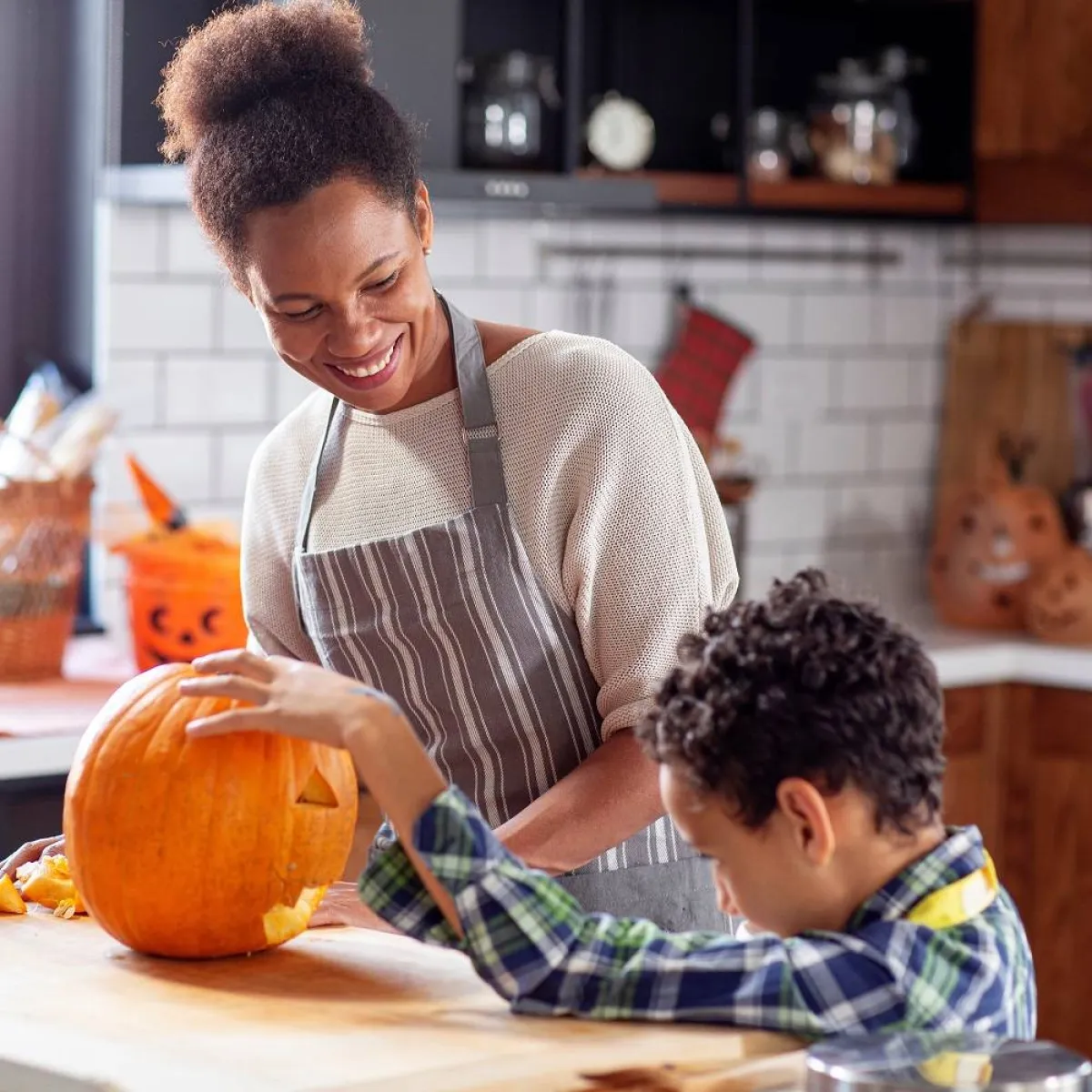 صورة لطفل يساعد أمه