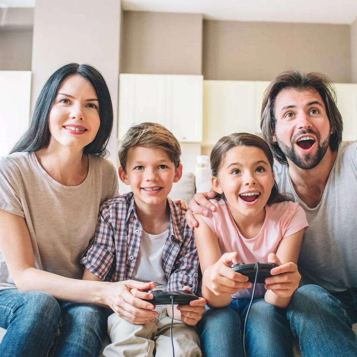 صورة لعائلة يلعبون