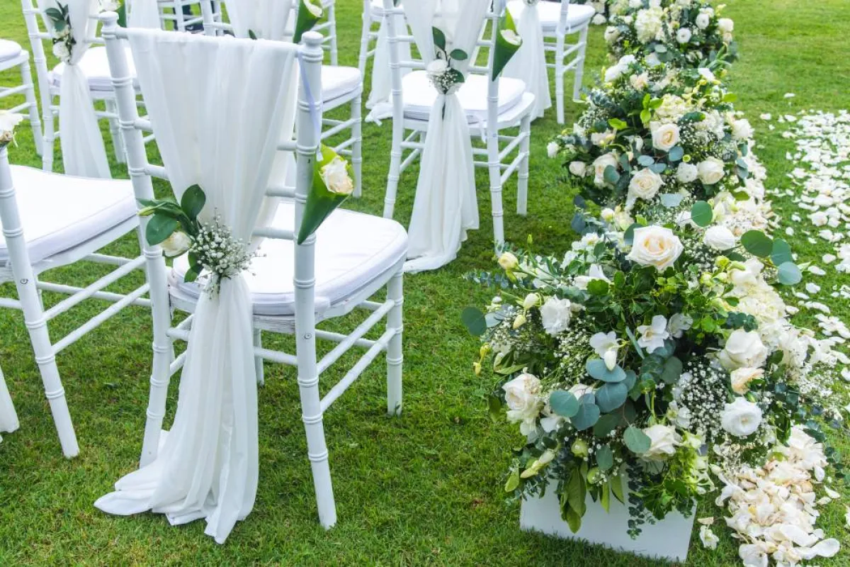 من الممكن تنظيم حفلة الزفاف الصغير في حديقة