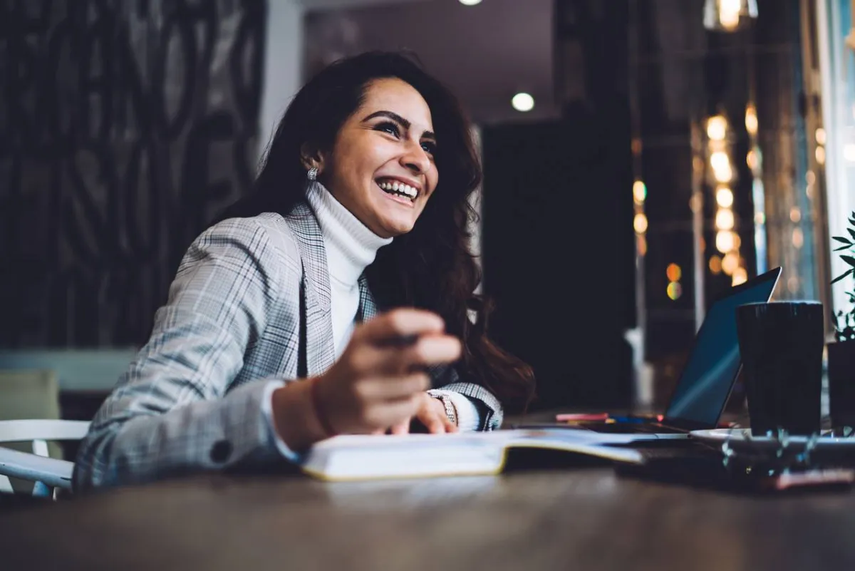 صورة لامرأة اجتماعية