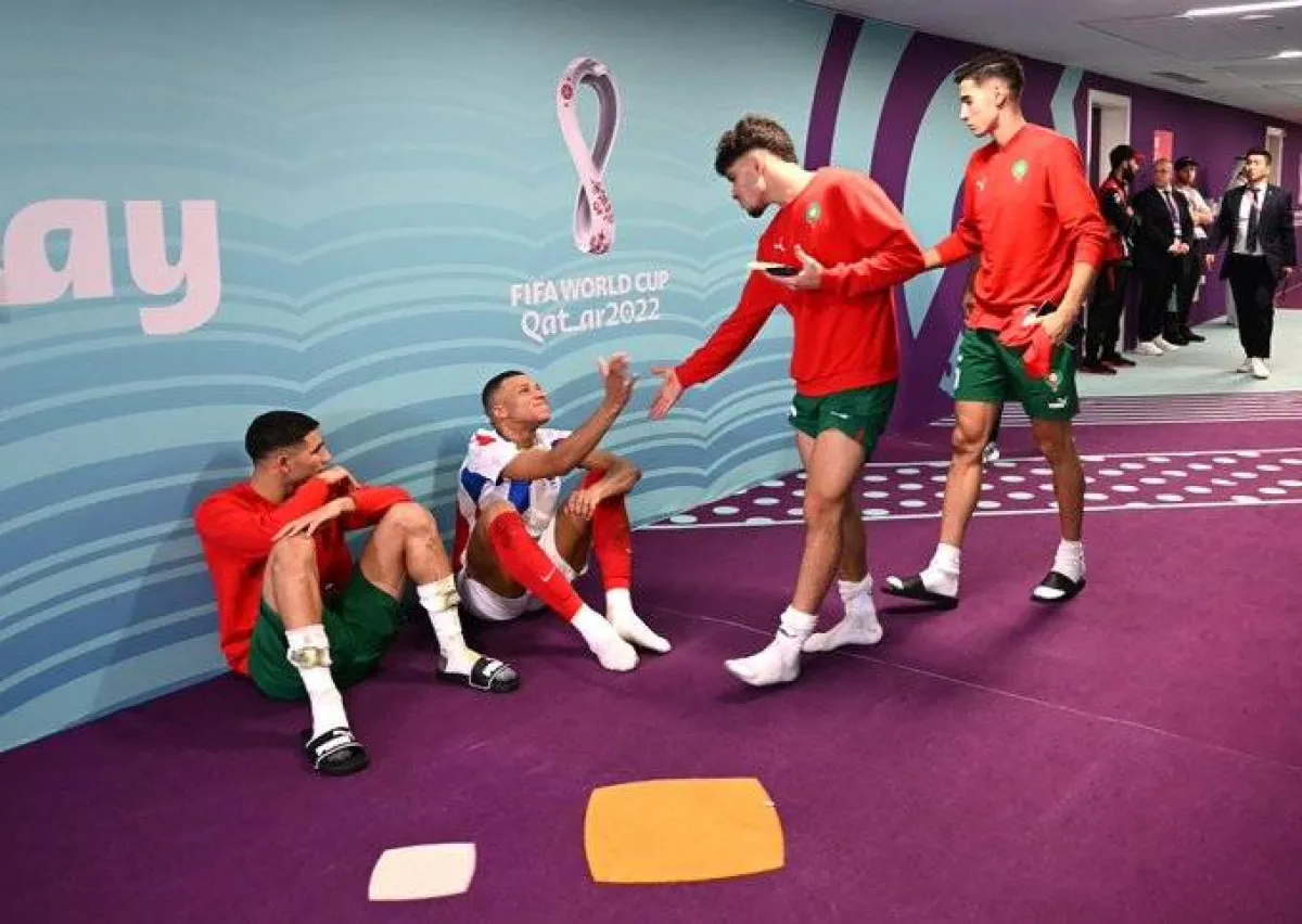 مبابي يدعم حكيمي بعد خسارة المغرب وخروجها من كأس العالم - الصورة من حساب الفيفا