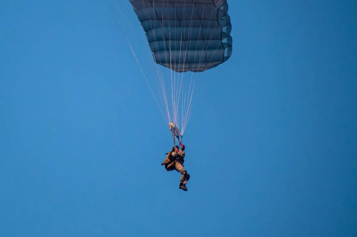 القفز بالمظلة  