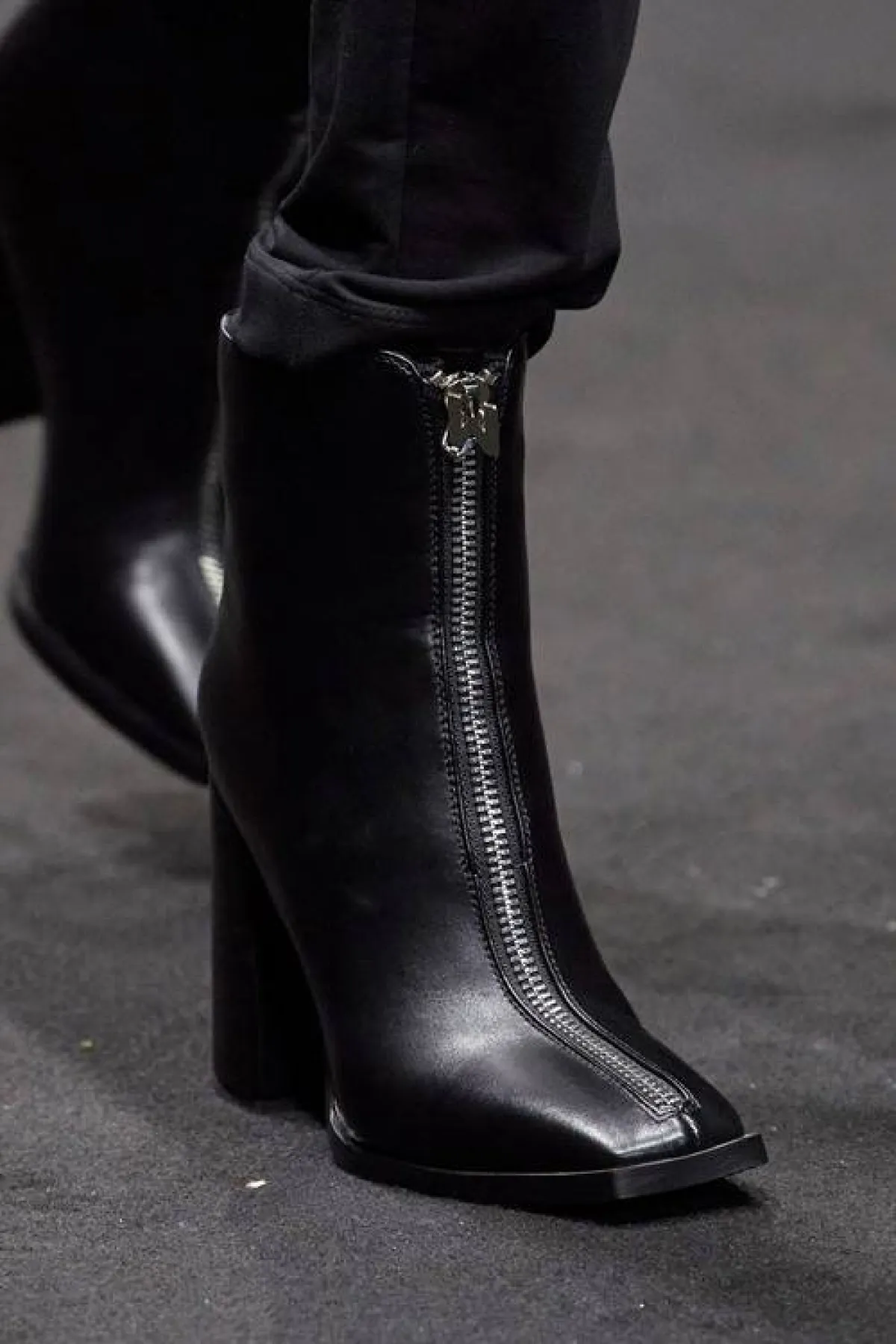 جزمة باللون الأسود لشتاء 2023 من أولز Alls