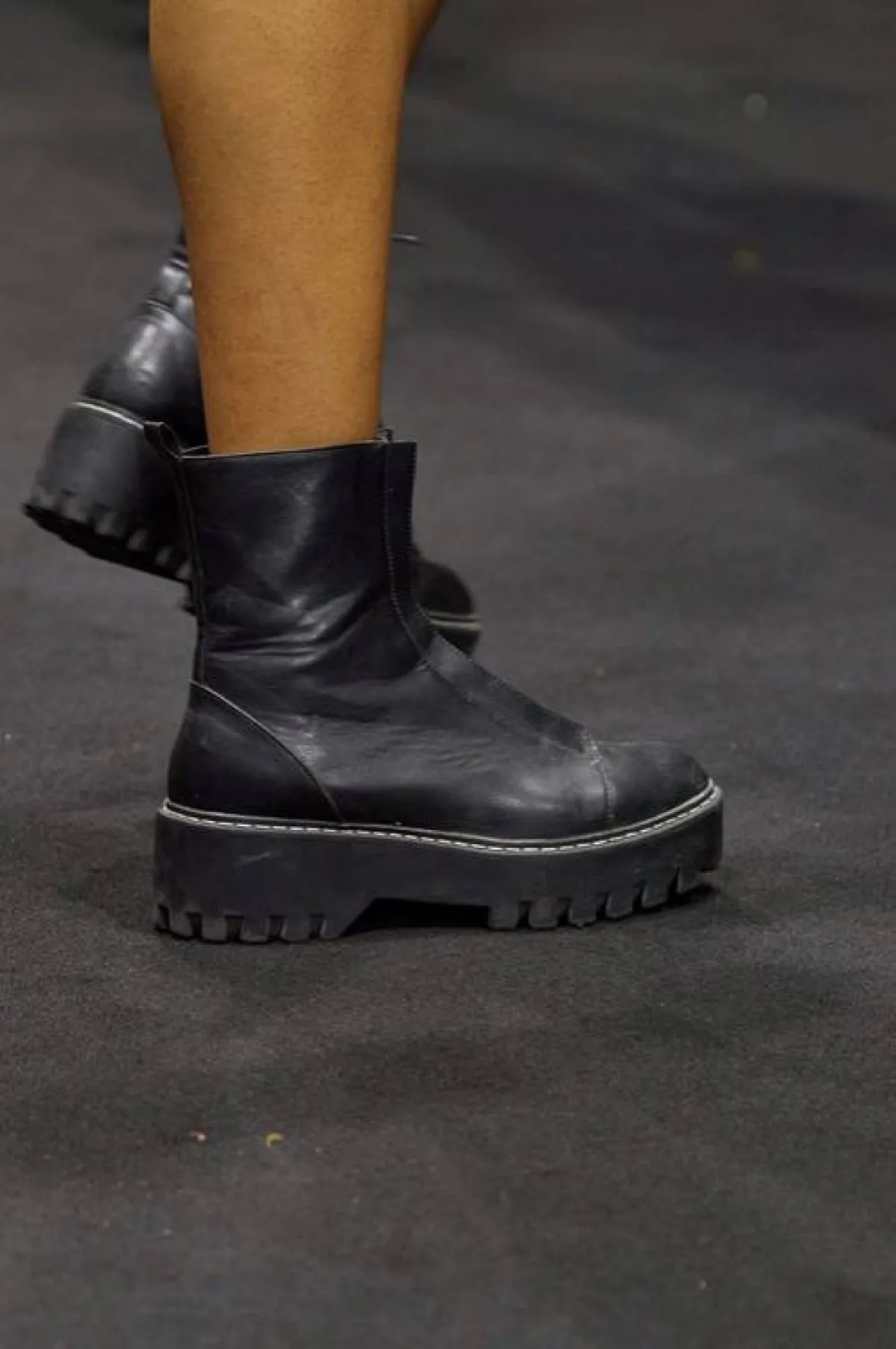 جزمة باللون الأسود لشتاء 2023 من إلياس والي Ilyes Ouali