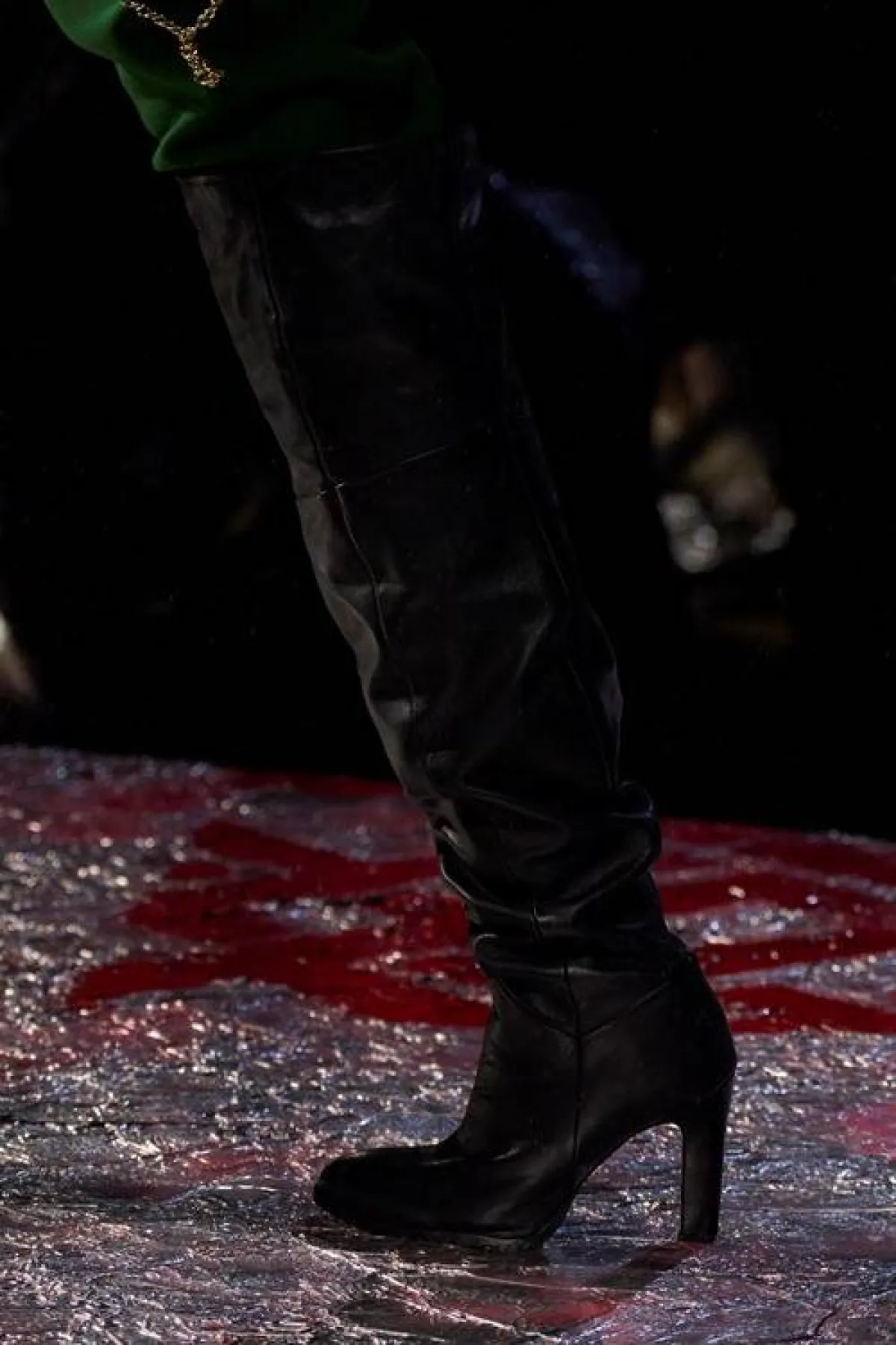 جزمة باللون الأسود لشتاء 2023 من تومي هيلفيغر Tommy Hilfiger