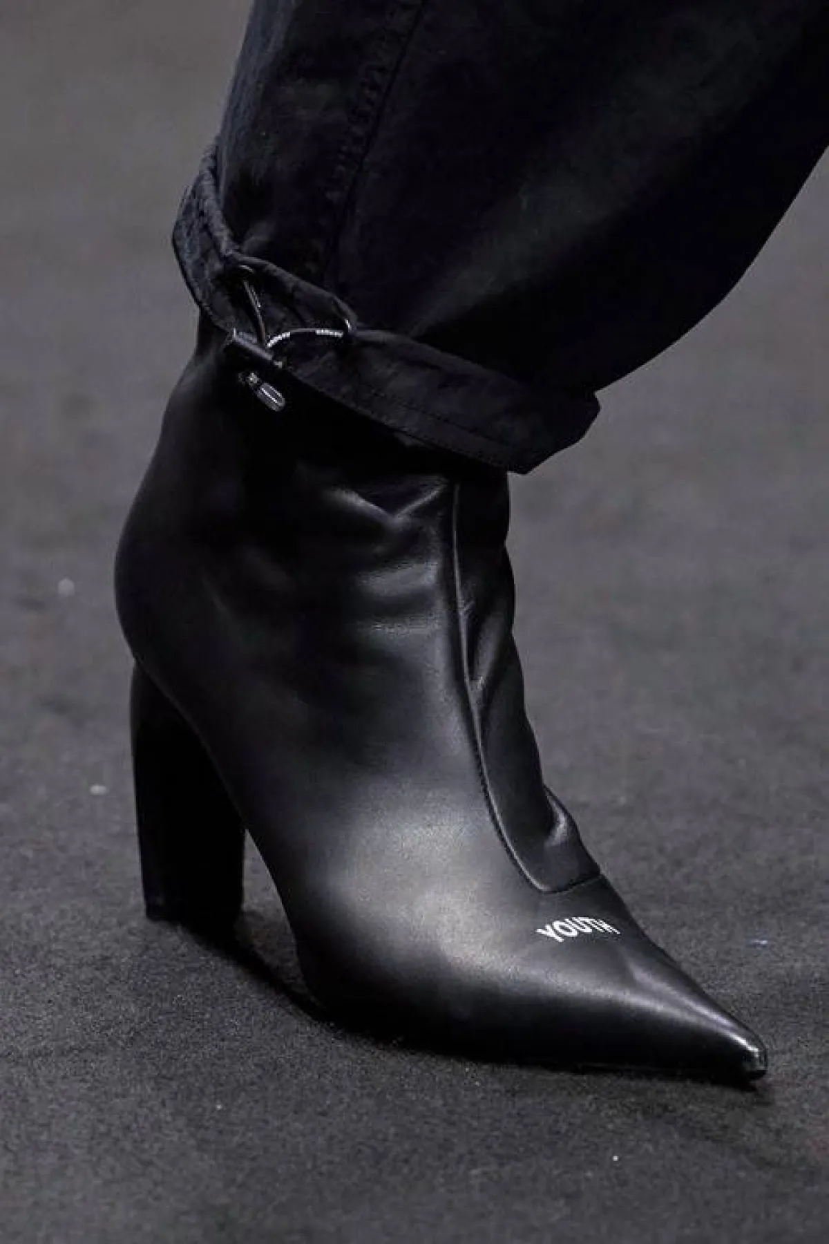 جزمة باللون الأسود لشتاء 2023 من أميريكان راج American Rag