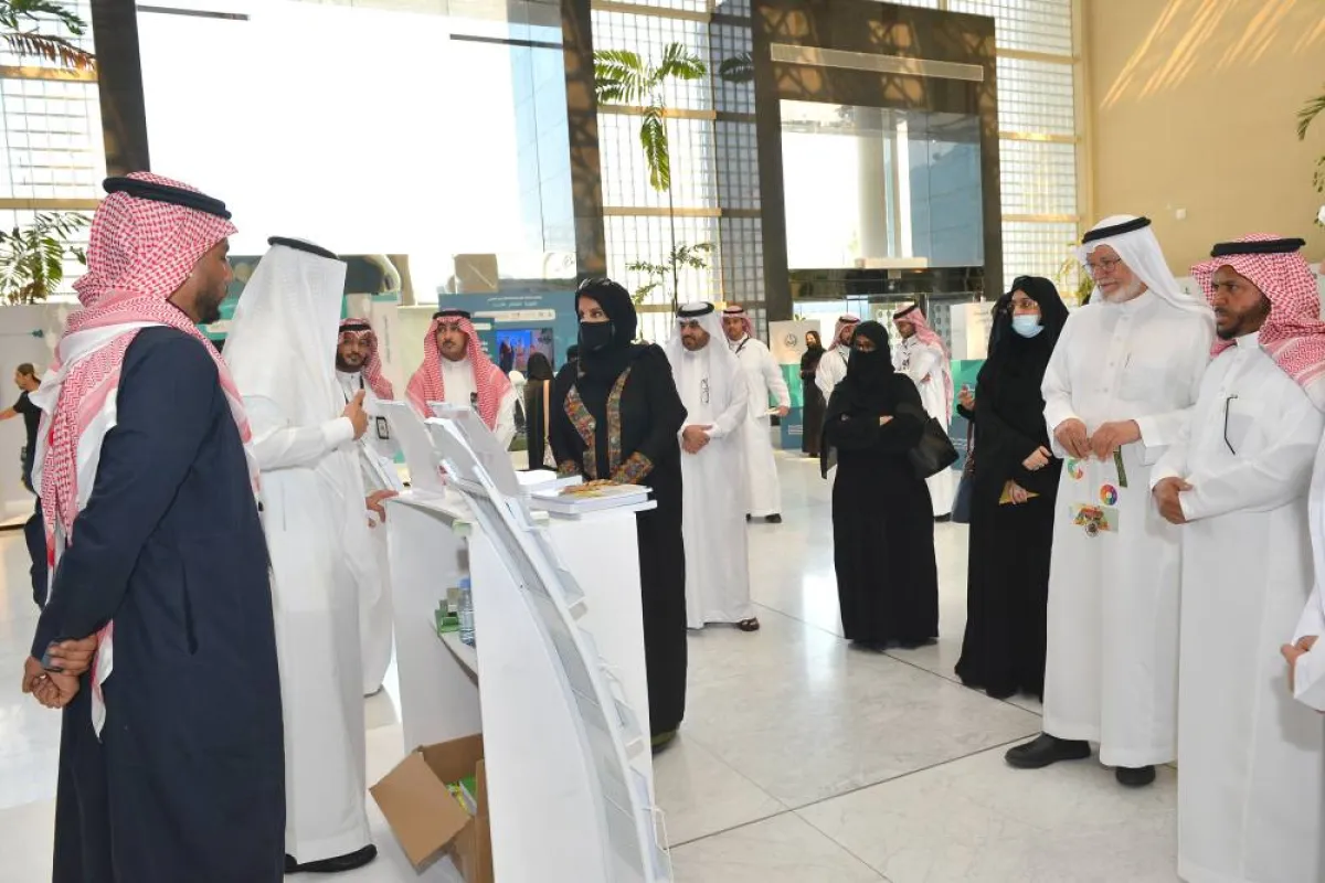 رئيسة جامعة الملك عبدالعزيز المكلفة تفتتح المعرض التعريفي بالجهات المشاركة في مؤتمر اللغة العربية والقطاع غير الربحي