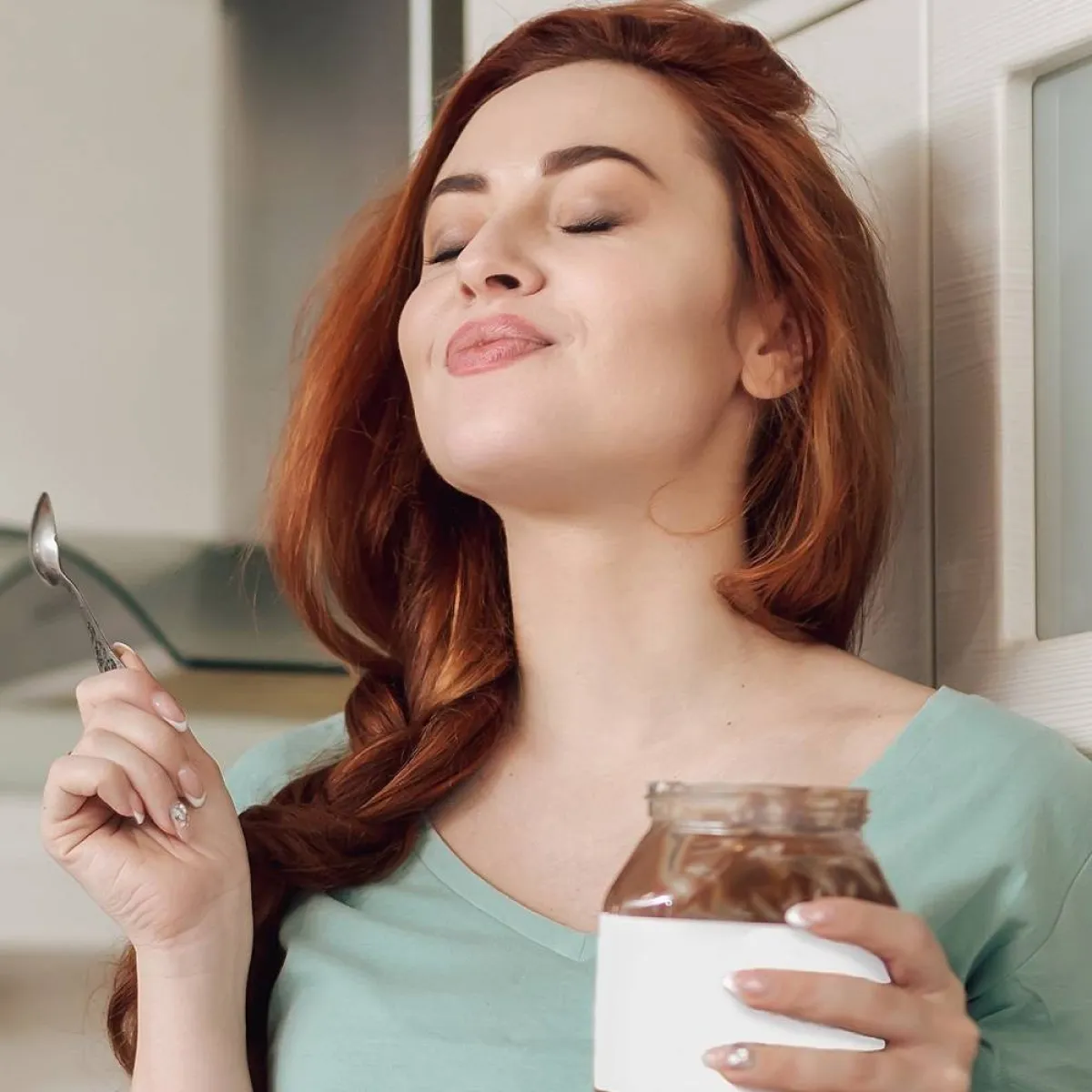 صورة لأم تتناول الحلويات