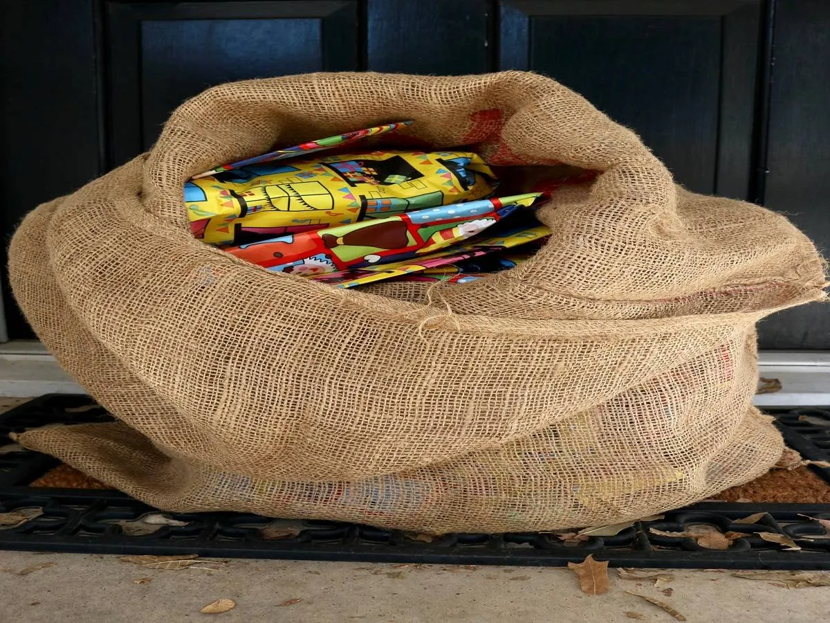 صورة لكيس به هدايا