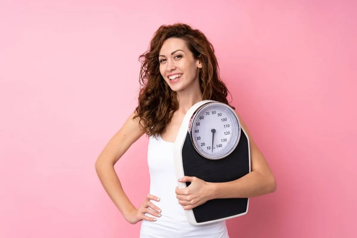 صورة لأم تعمل على نزول وزنها