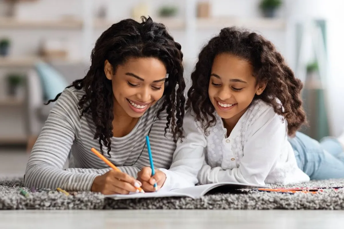 صورة لطفلة وأمها