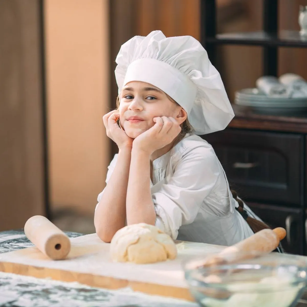 صورة لطفلة داخل المطبخ