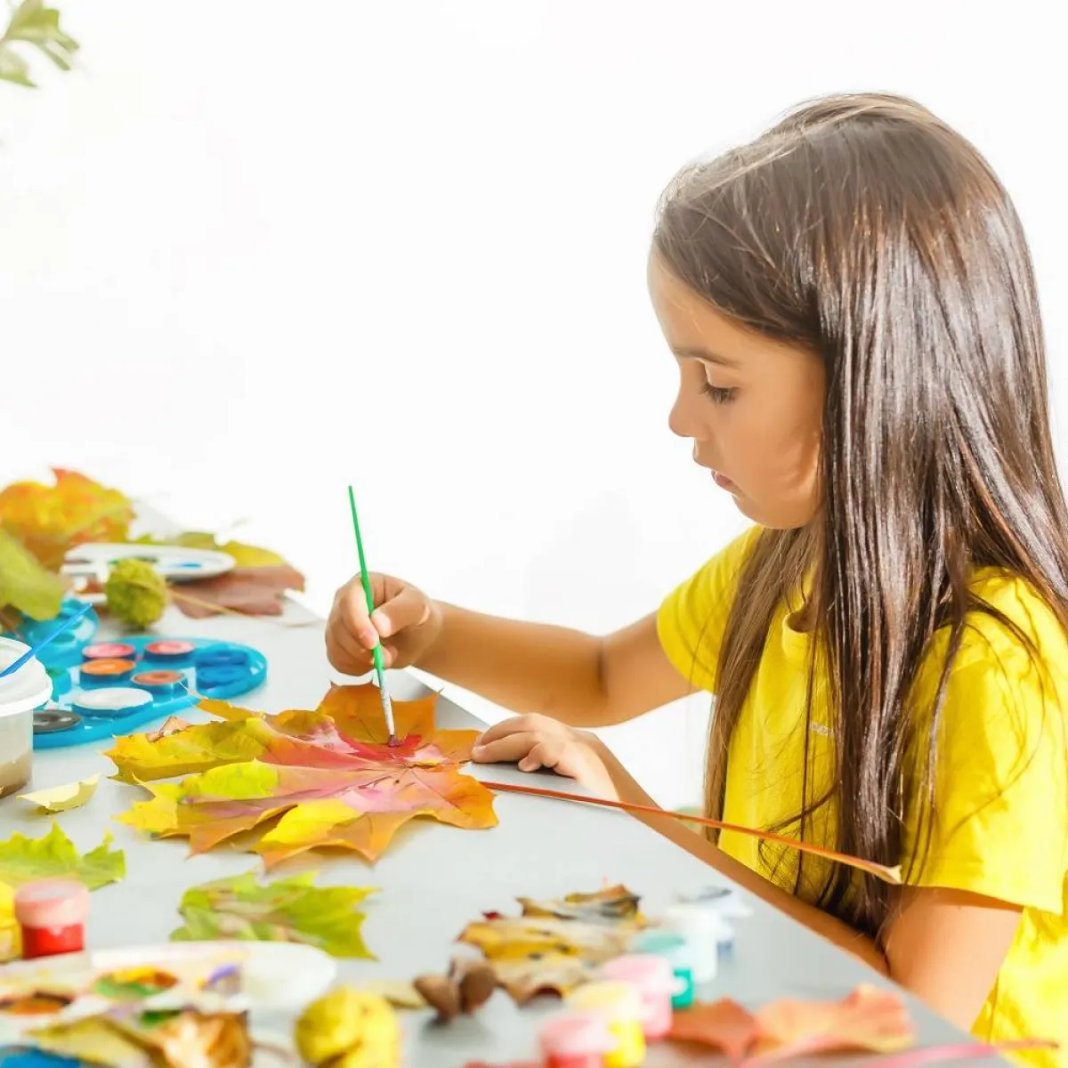 صورة لطفلة ترسم الجمال من حولها