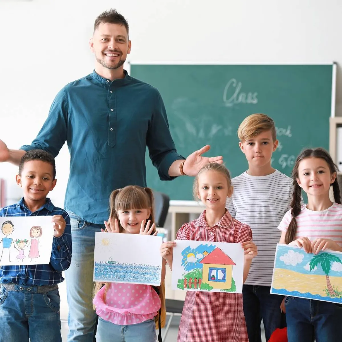 صورة لمعلم وأطفال صغار مبدعون