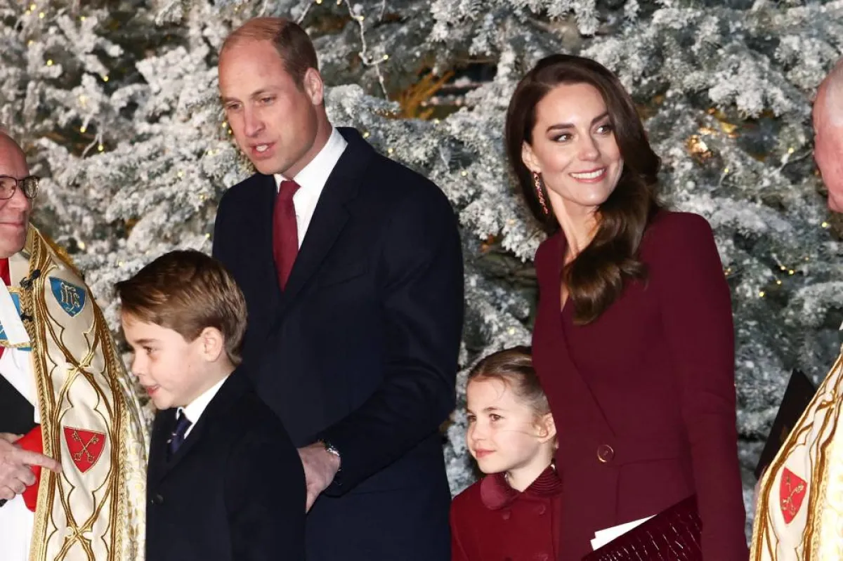 Britain's Prince William, Prince of Wales (rear L) and his wife Britain's Catherine, Princess of Wales (2nd R) arrive with their children Britain's Princess Charlotte of Wales and Britain's Prince George of Wales, to attend the "Together At Christmas Carol Service" at Westminster Abbey, in London, on December 15, 2022. HENRY NICHOLLS / POOL / AFP