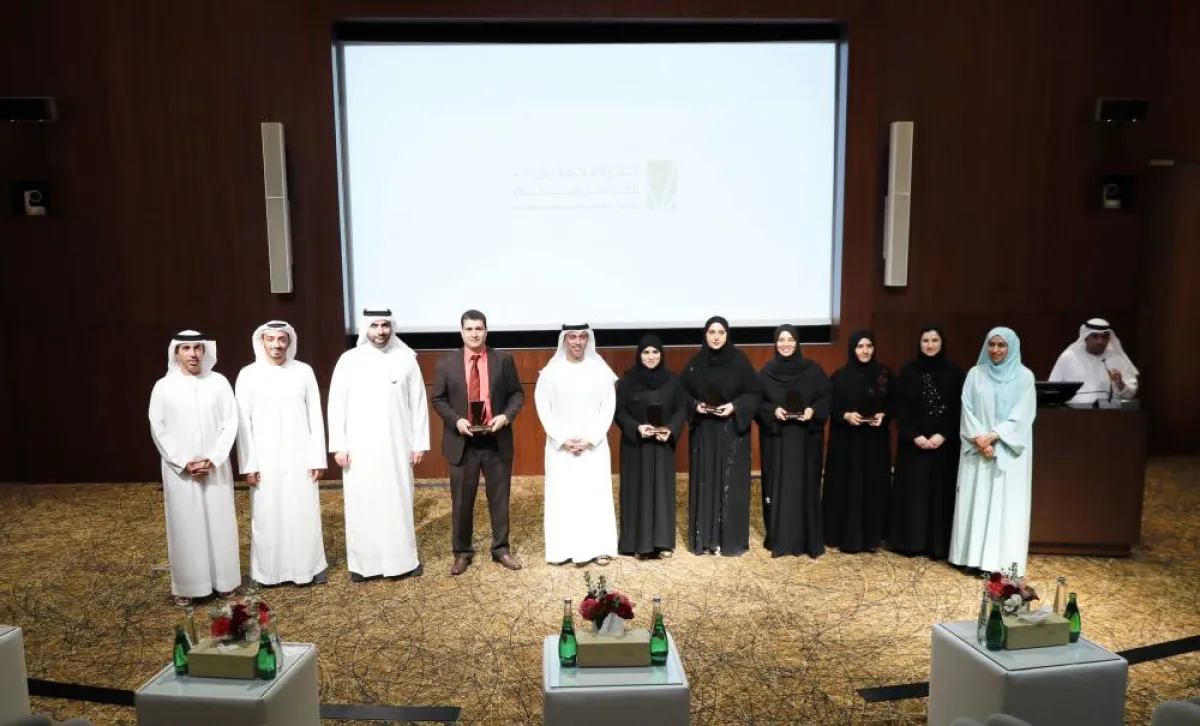 تكريم 5 متأهلين للمرحلة النهائية لجائزة محمد بن زايد لأفضل معلم - الصورة من وام