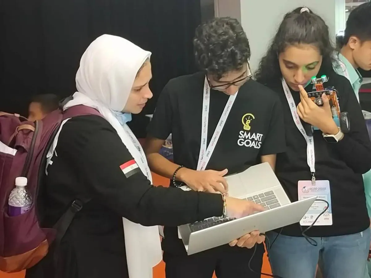 الطالبة " مارولا" تحصد المركز الأول عالميا فى مسابقة برمجة الروبوت.. 
