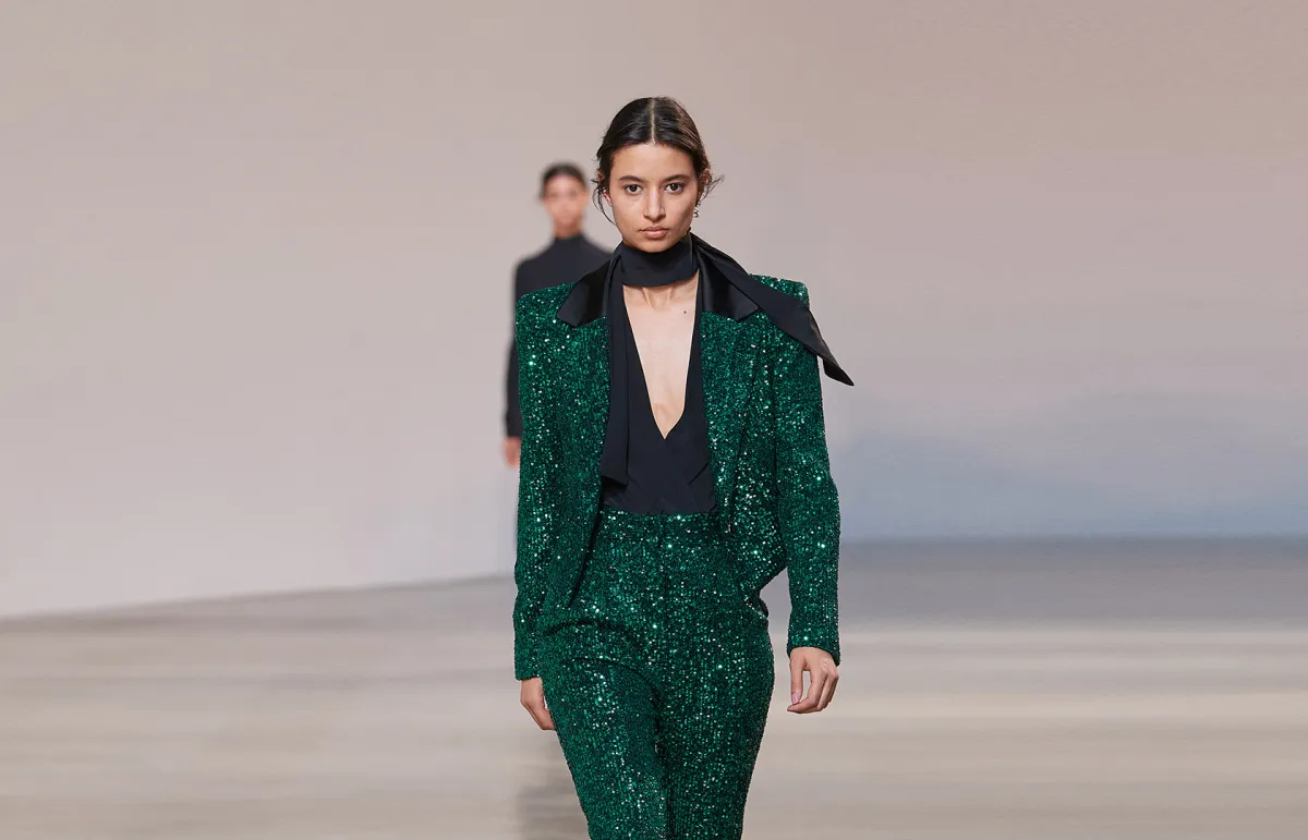 بدلة نسائية براقة من إيلي صعب Elie Saab