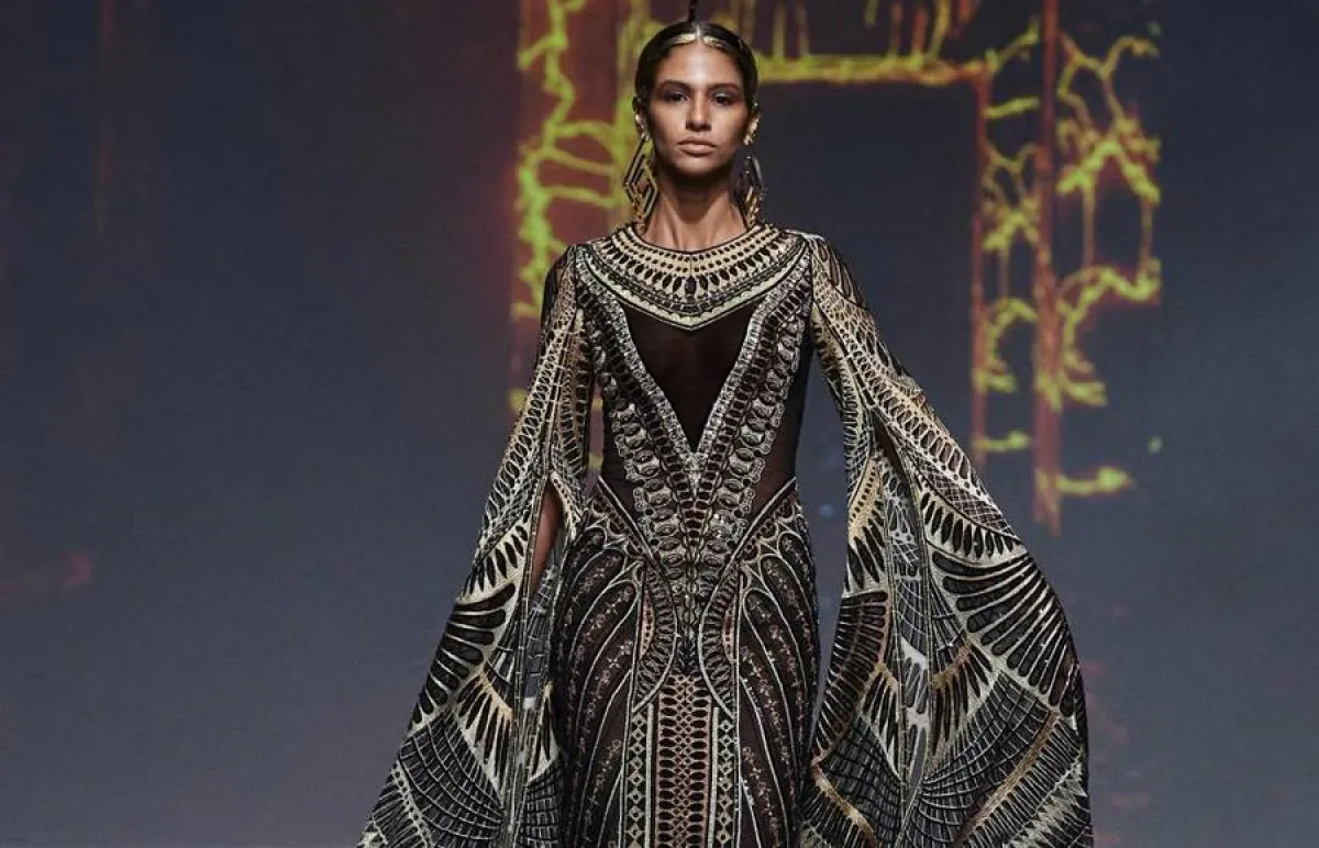 فساتين سهرة مطرّزة بالفضي والذهبي