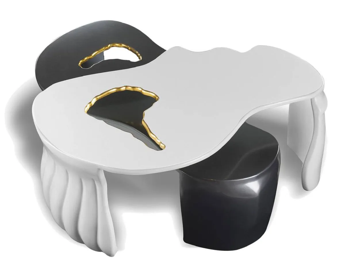 طاولة قهوة على شكل وجهين، يحمي أحدهما فجوة عين الآخر