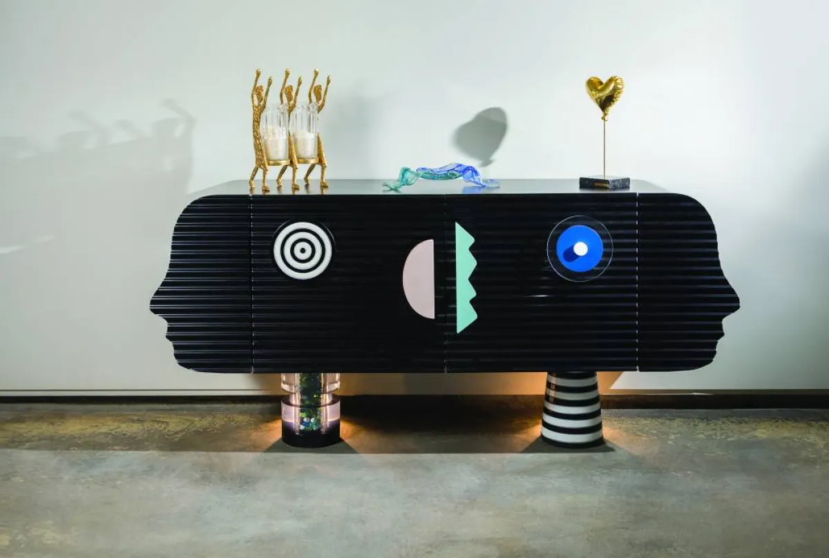 ترينا جانبية تسمى «التوأم»؛ حيث مشهد لوجهين يمثلان كل جانب