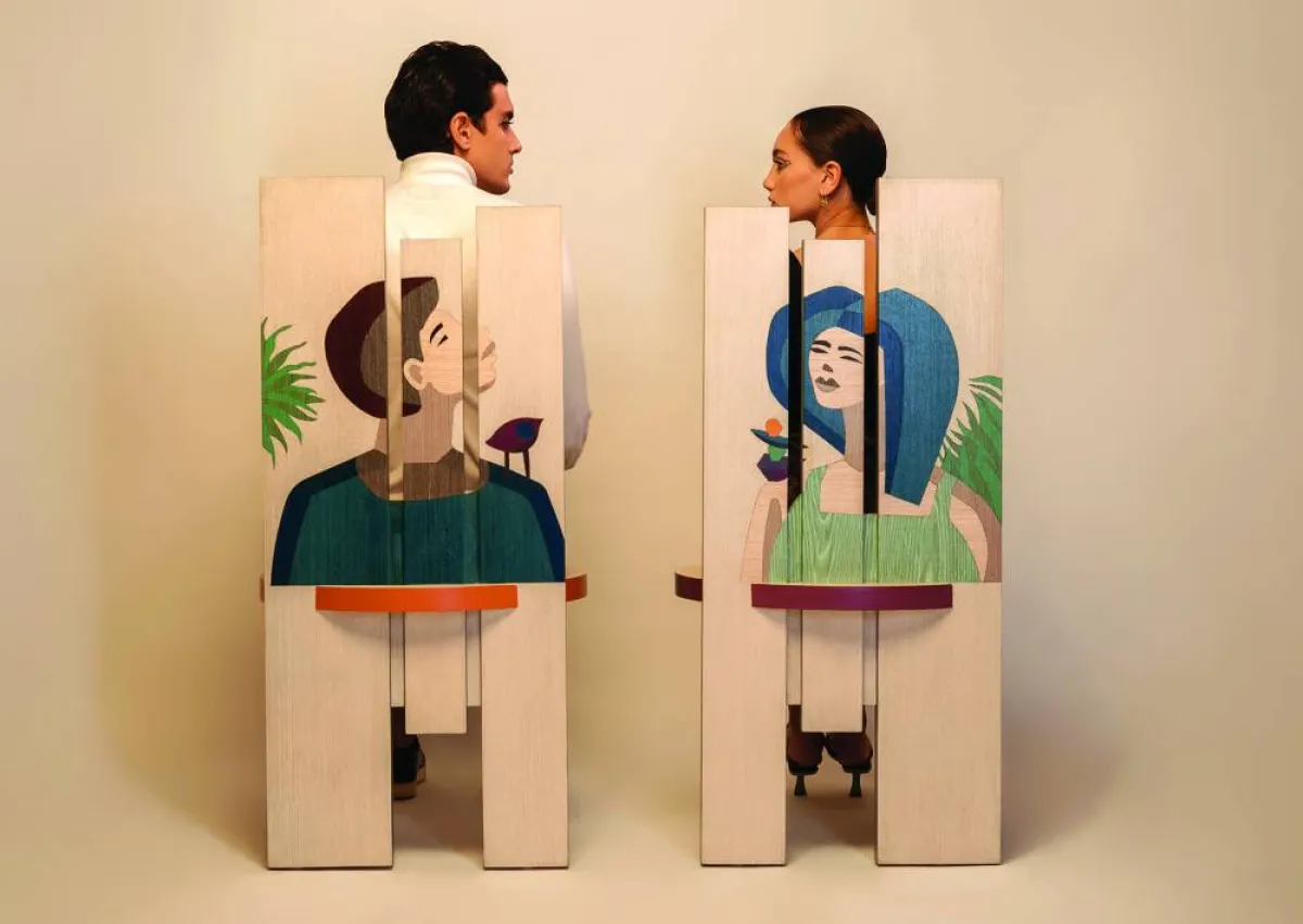 كرسيان مع خلفيتين تجسّدان حالة لرجل وامرأة في موقف إنساني لا يخلو من العتاب