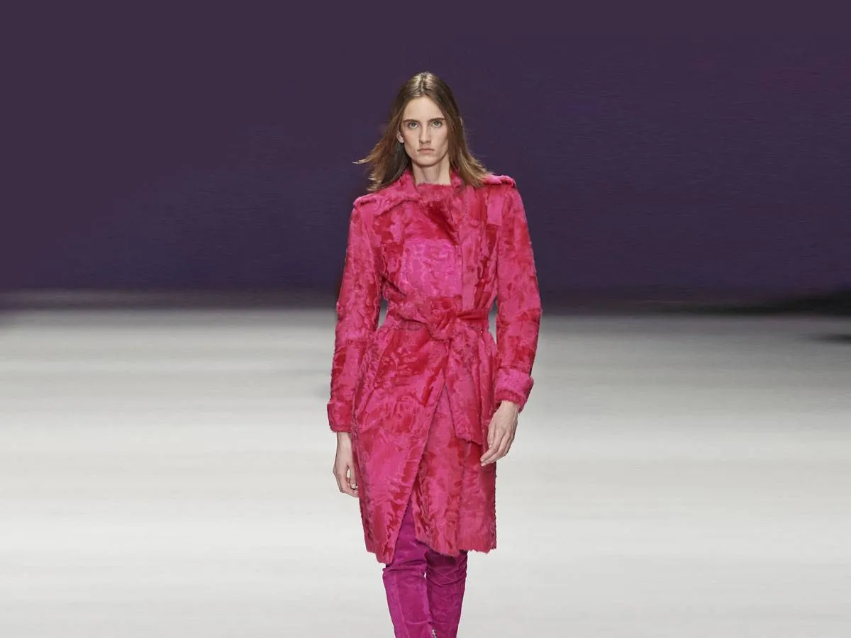 لون بانتون للعام 2023 Viva Magenta