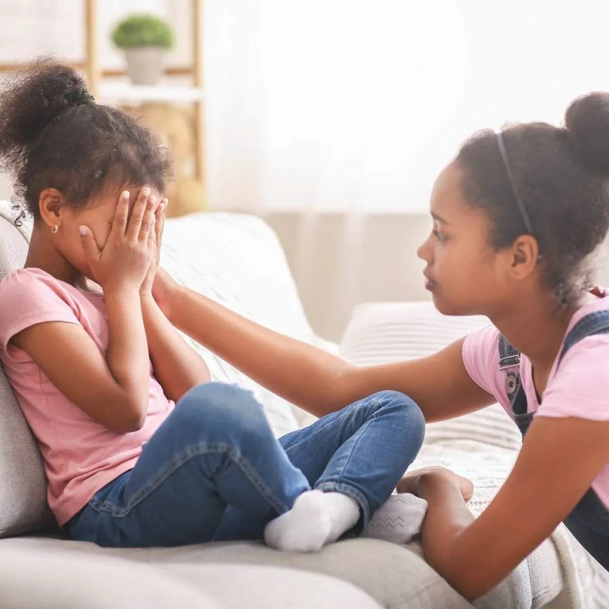 صورة لطفلة وأم تخفف عنها