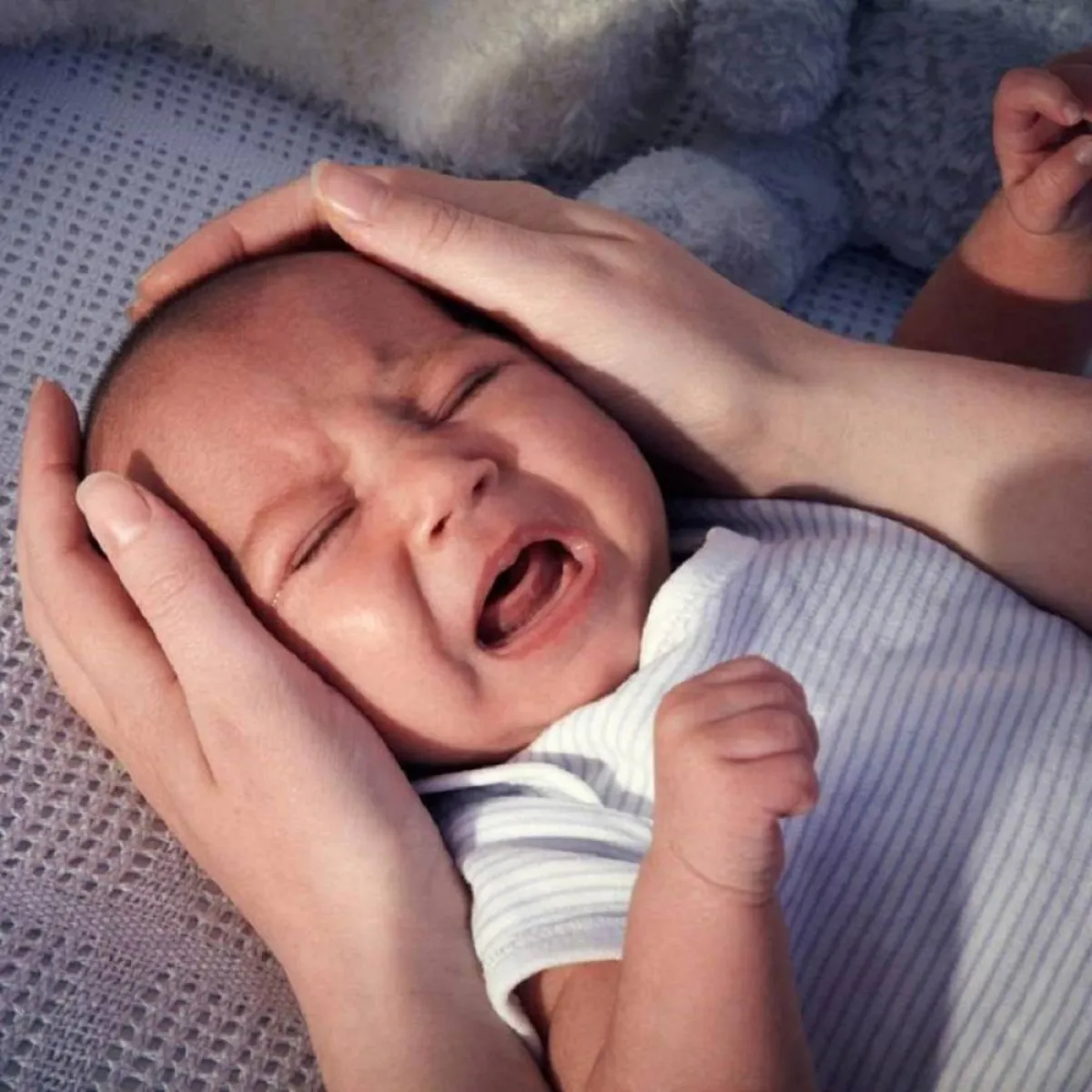 صورة لطفل يتألم من المرض