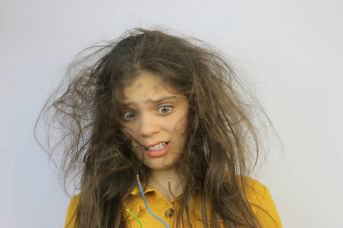 صورة تعبيرية لانقاذ الطفلة بجذبها من شعرها