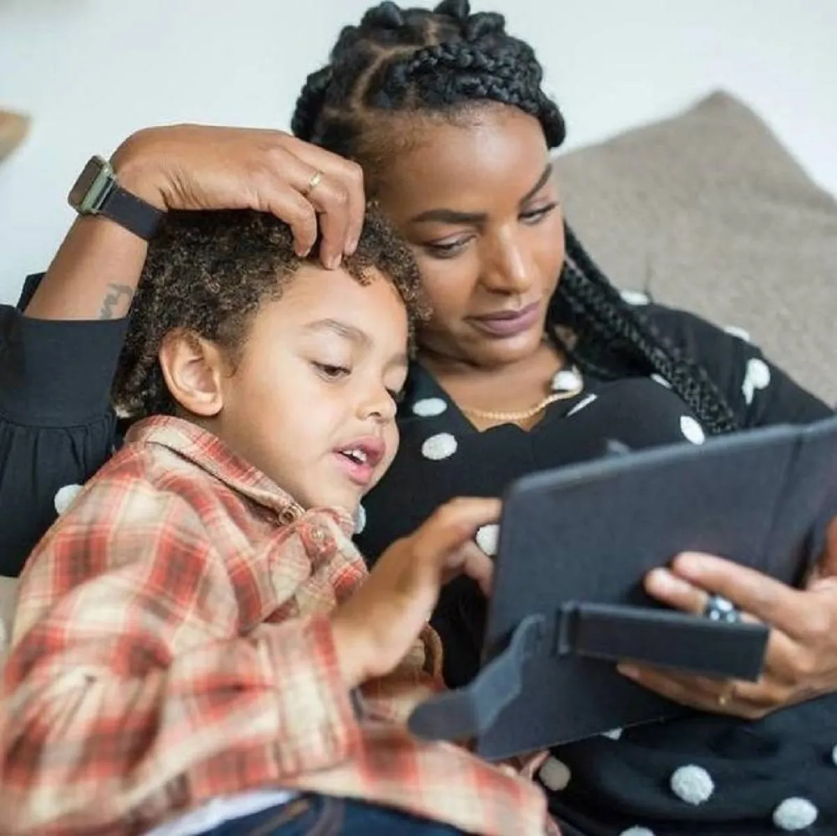 صورة تجمع الجدة والحفيد