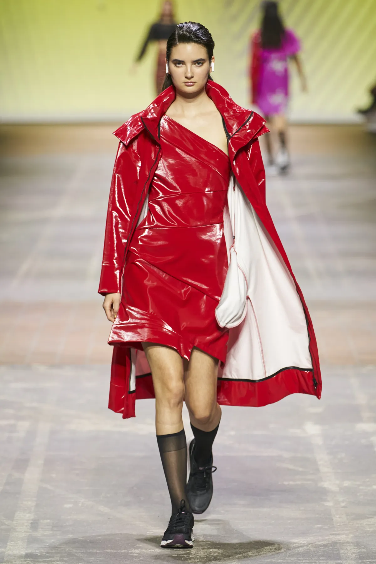 موديلات معاطف باللون الأحمر