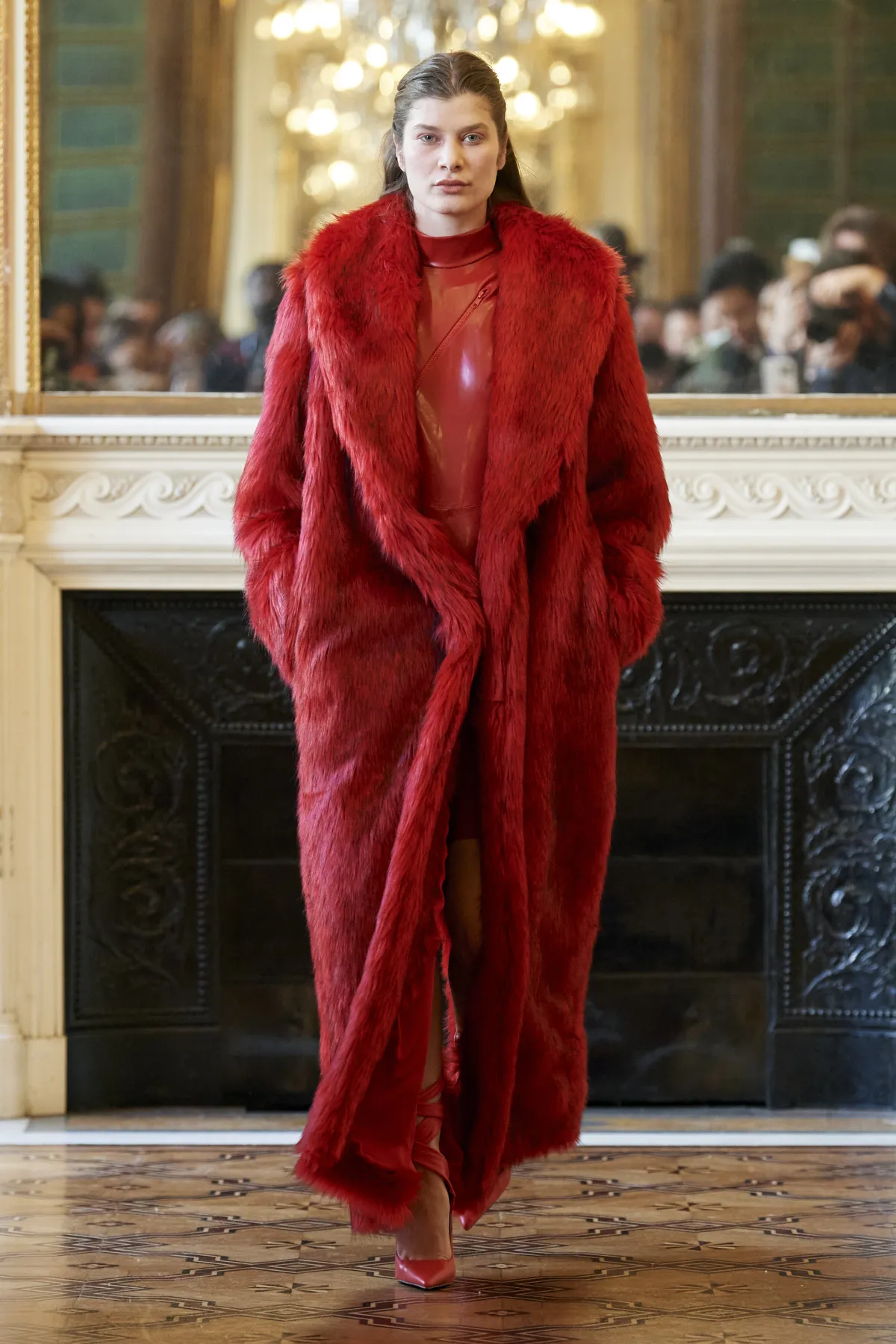 موديلات معاطف باللون الأحمر