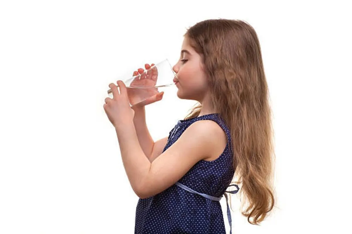 صورة لطفلة تشرب الماء بشراهة