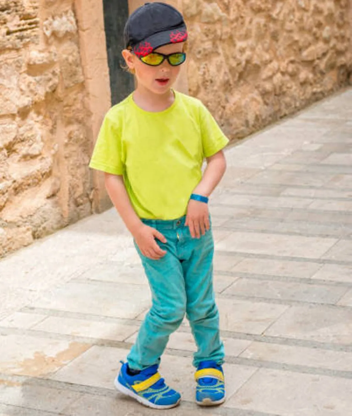 صورة لطفل مفعمب الحركة والنشاط