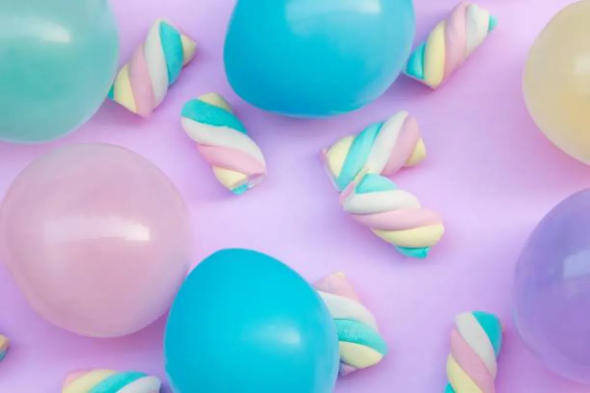 صورة لسكاكر مختلفة ضارة بالطفل