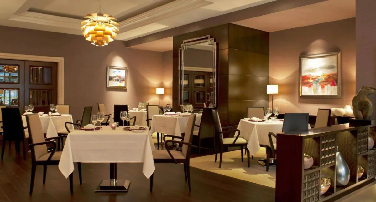 لقطة لأحد المطاعم في فندق لوغال