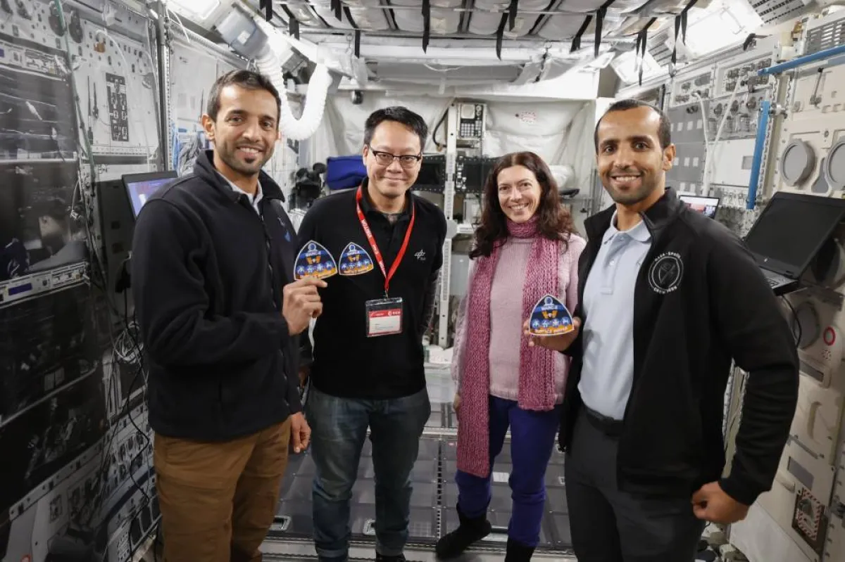 النيادي والمنصوري أثناء عملية التدريب. الصورة من تويتر مركز محمد بن راشد للفضاء