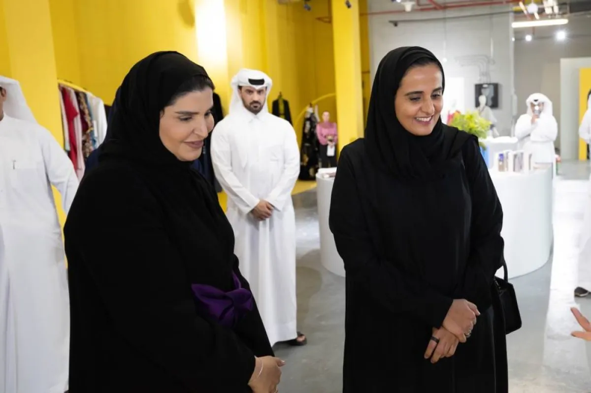 الشيخة المياسة آل ثاني مع مريم بنت علي بن ناصر المسند وزيرة التنمية الاجتماعية والأسرة  (الصورة من صفحة الشيخة المياسة على تويتر)