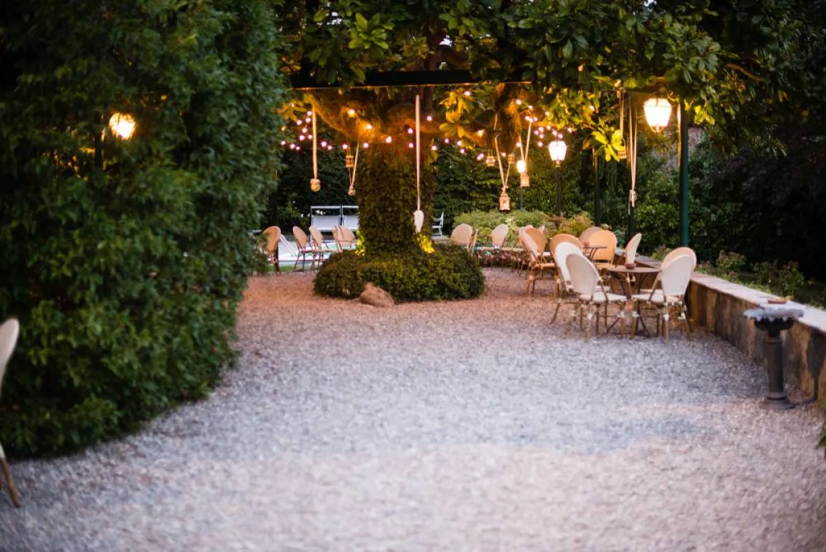 يجذب المزج بين مصادر عدة للإضاءة، كالشموع والفوانيس