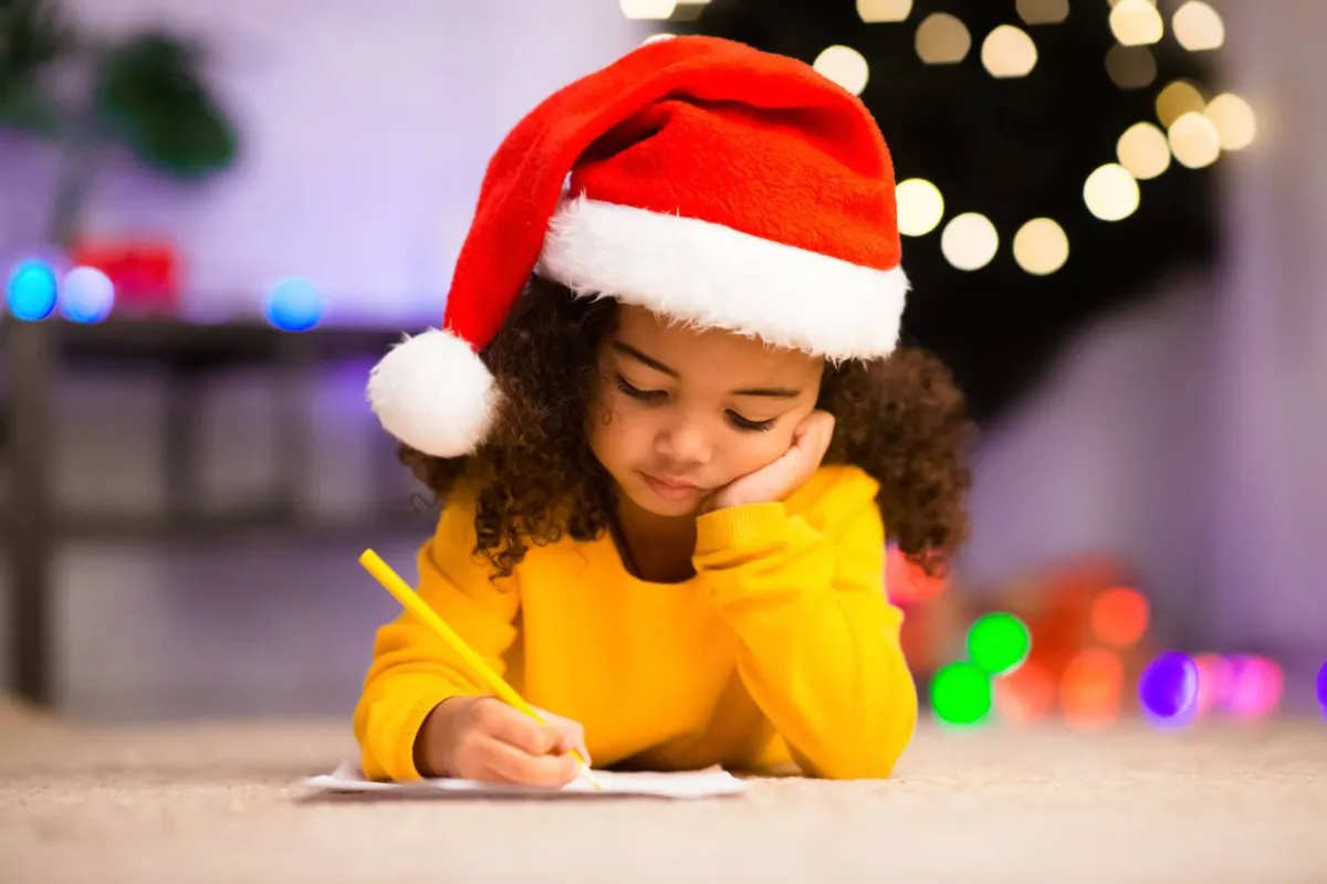 صورة طفلة تكتب تساؤلاتها